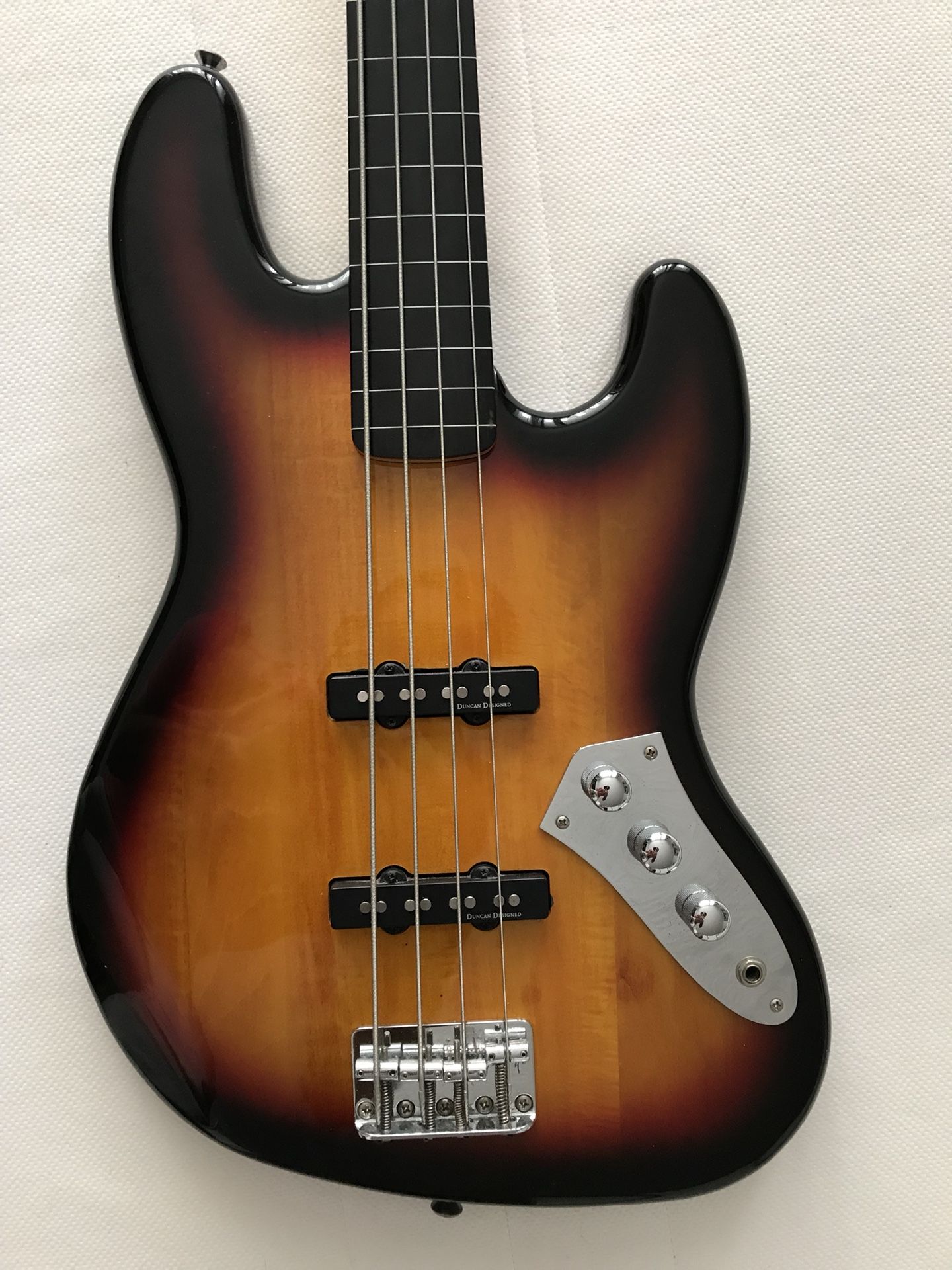 Squire Vintage Modified Fretless