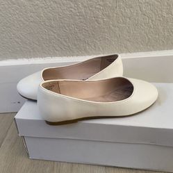 Girl White Flats/ Ballet Shoes
