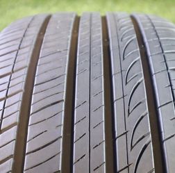 225 45R17 Kumho Majesty Solus KU50 80% Tread 7/32 91W SKU 27530 Grade A Tires