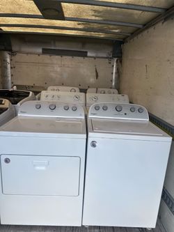 WHIRLPOOL WASHER AND DRYER SET