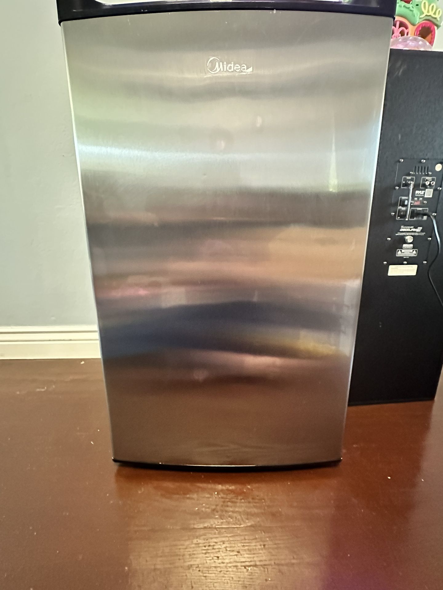 Midea refrigerator with freezer