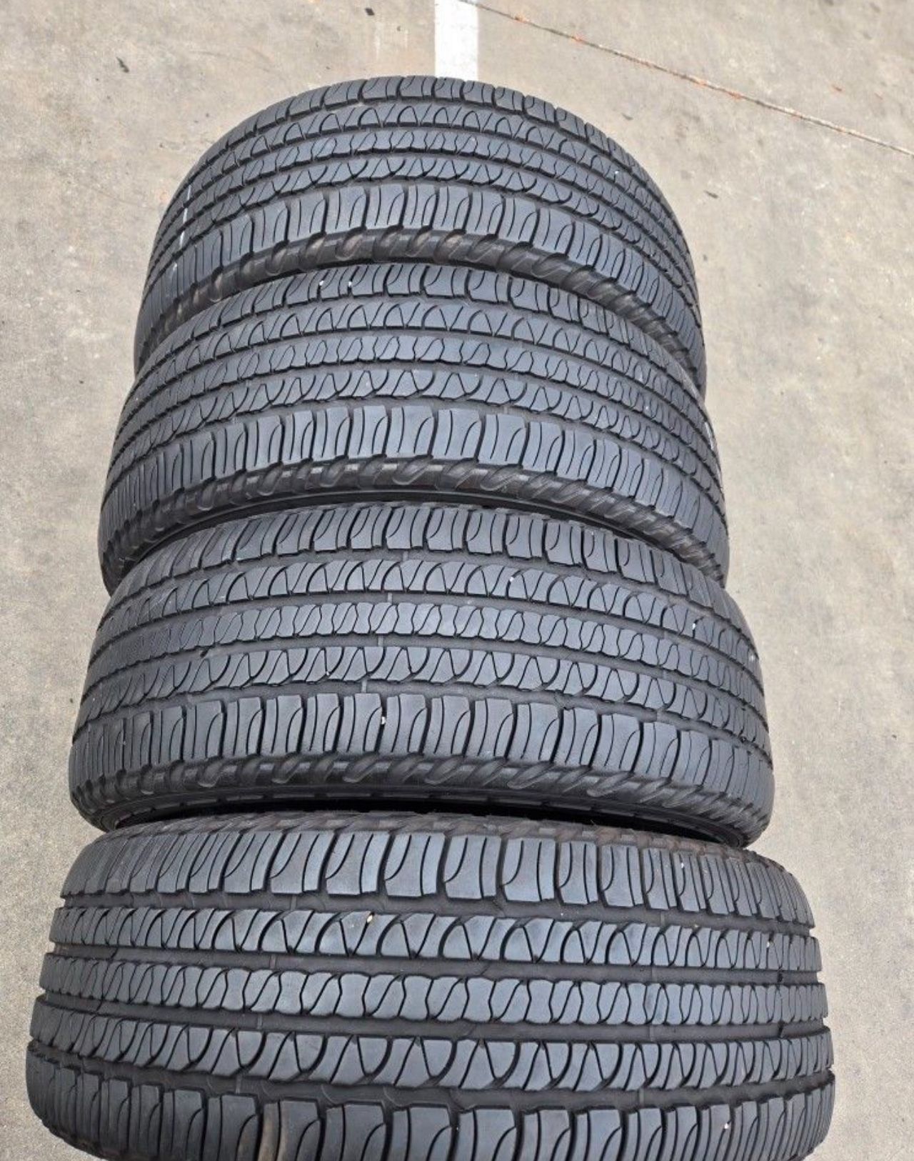 265 50 20 Goodyear con 80% de vida las 4 They all have 80% of their life remaining.