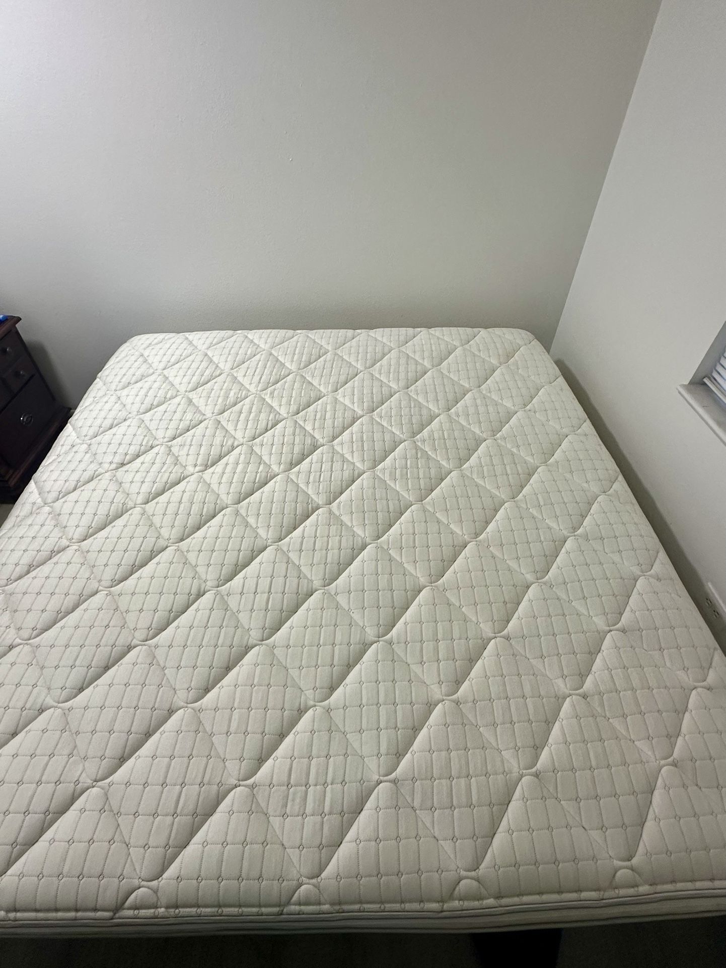Sleep Number P5 King Mattress & Bed Frame- Great Quality!