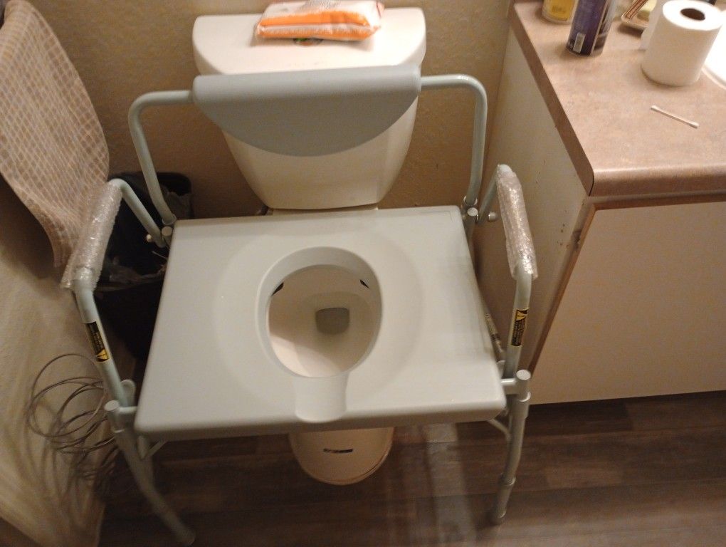 Drive Heavy Duty Commode With Drop Arms And Padded Armrest