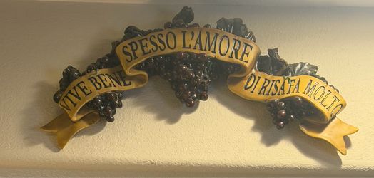 Tuscan “Vive Bene, Spesso l’Amore, Di Risata Molto” Grape Wall Plaque