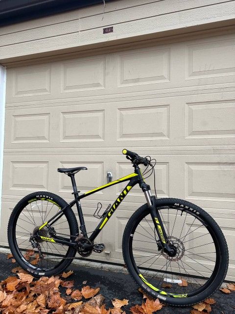 Giant Talon 2 – 29er Mountain Bike – Medium Frame - Shimano Deore - Trail Bicycle MTB