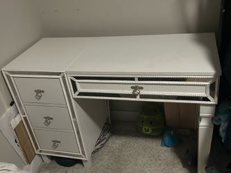 Vanity/Dresser with mirrors on the outside