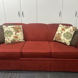 Beautiful Couch 🛋️ For Sale.  199$ Obo