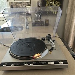 Technics Quartz Turntable