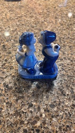 Delft Blue kissing couple figurine