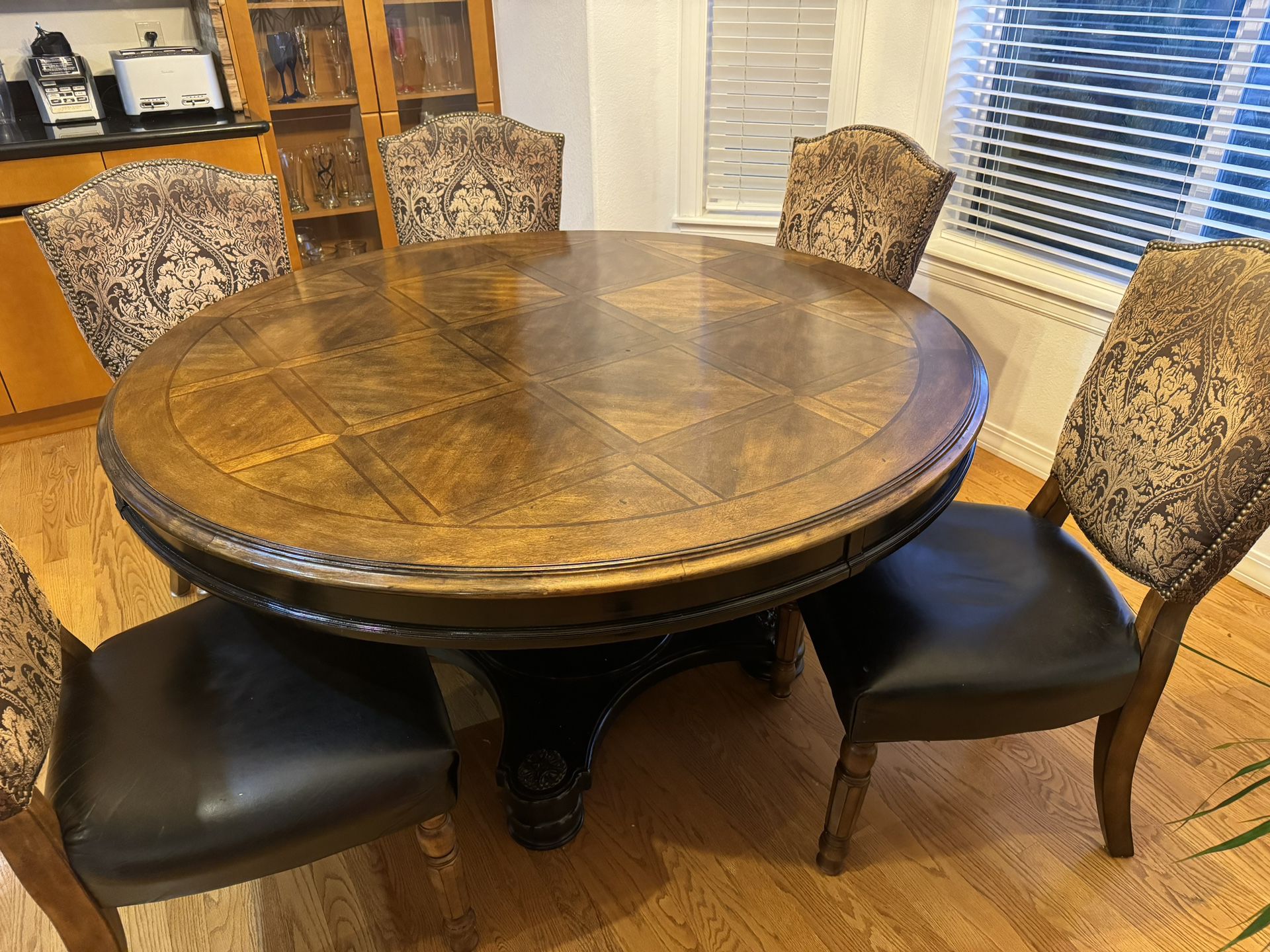 Gorgeous Like New Kitchen Round Wood Table & Chairs