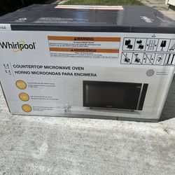 Whirlpool 1.1-cu ft Medium 900 -Watt Sensor Cooking Controls Countertop Microwave ( Silver )