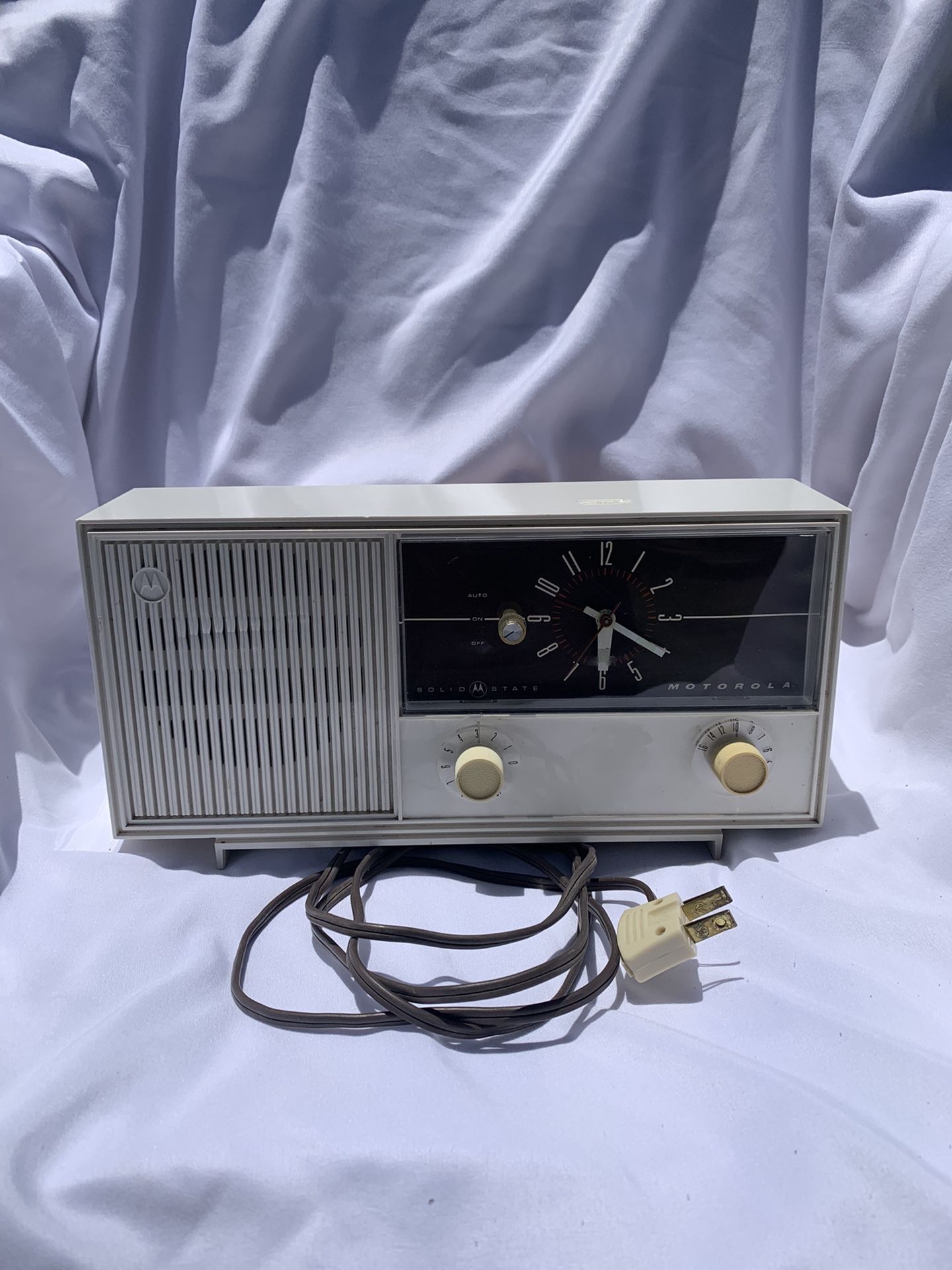 Mid-Century 1968 FM Motorola XC31FH Solid State Clock Radio
