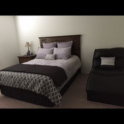 Queen Bedroom set w/dresser and nightstand