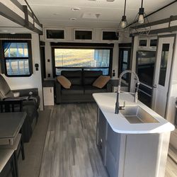 2021 sprinter limited 34’ fifth wheel trailer
