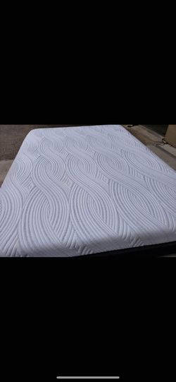 Tempurpedic like queen mattress great condition