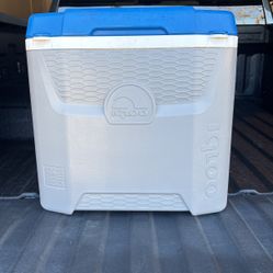 Igloo 52QT Rolling Cooler