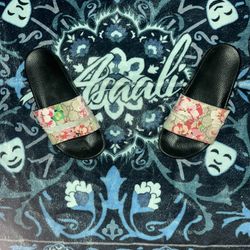 VERY USED GUCCI SLIDES