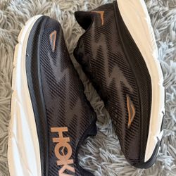 Size 9.5B Women’s Hoka One Clifton 9 Running Shoes Black BCPPR 1127896. 