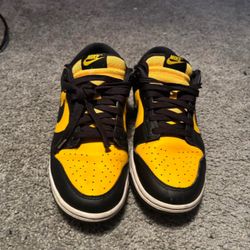 size 9 black and yellow dunks