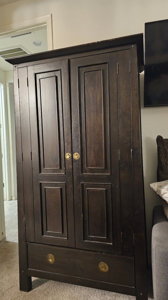 armoire / Dresser