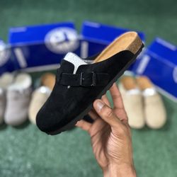 Men’s 8, Women’s 9.5 - “Black” Birkenstock Clogs 📞