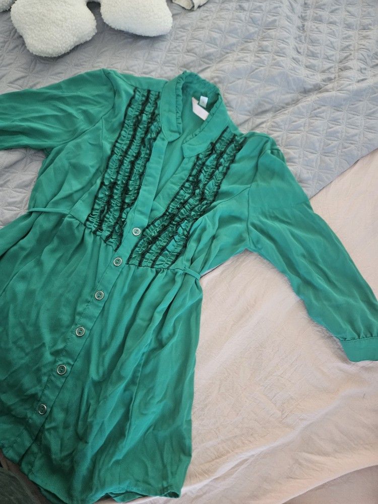 Is More Green Than in Picture.  Like New. Need Ironing.  