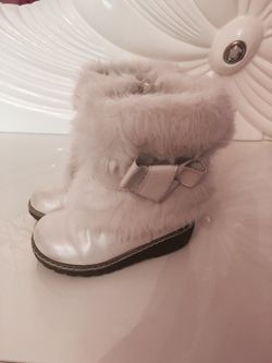 Very cute white fur girls boots size 7