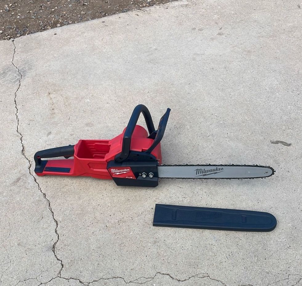 Milwaukee M18 FUEL 16 in. 18V Lithium-Ion Brushless Battery Chainsaw (Tool-Only)