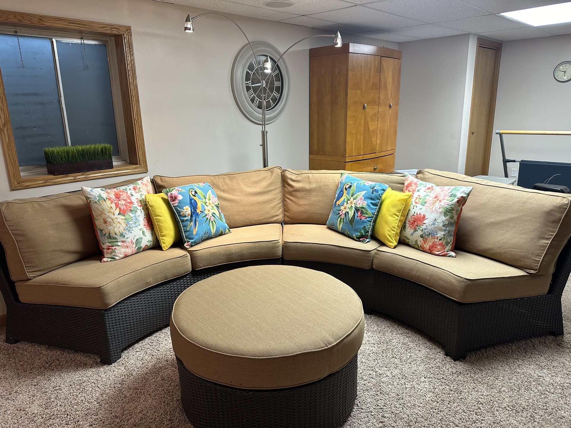 Beautiful Great Condition Modern Outdoor Patio Furniture Set