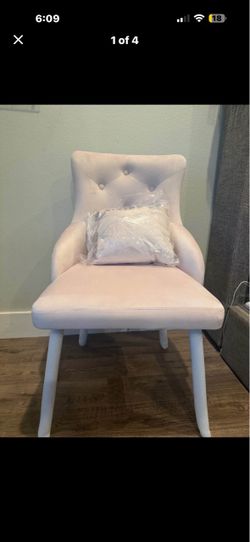 Tufted Accent Chair with Pillow