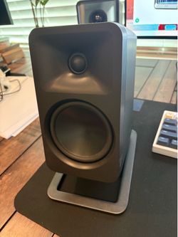 Kanto ORA4 desktop speakers - virtually brand new