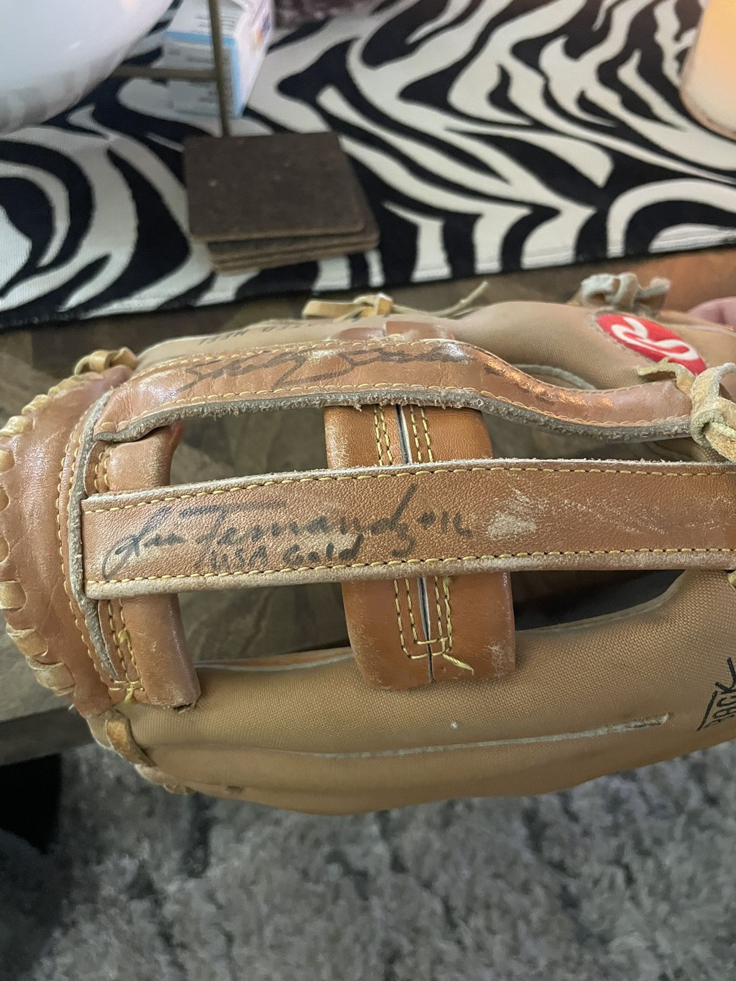 Autograph Lisa Fernandez Glove