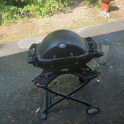  Gently Used. WEBER Compact Grill With FULL propane Tank.