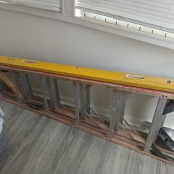 Nivel Y Escalera De 8 Pies Los Dos 170