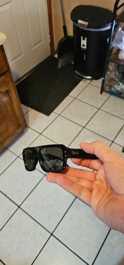 Raybans sunglasses (lukas)