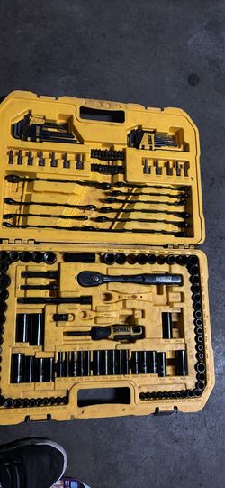 DEWALT mechanics tool set