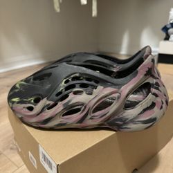 Yeezy Foam Runners MX Carbon 