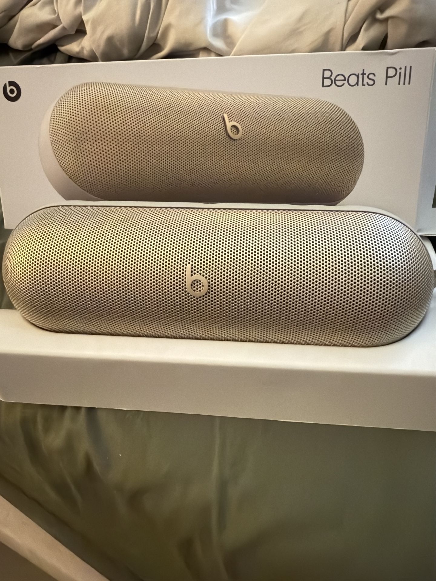 BEATS PILL LIKE NEW !!