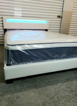 NEW Queen-Size PILLOW TOP MATTRESS and BOX SPRING. Bed frame not included 👍