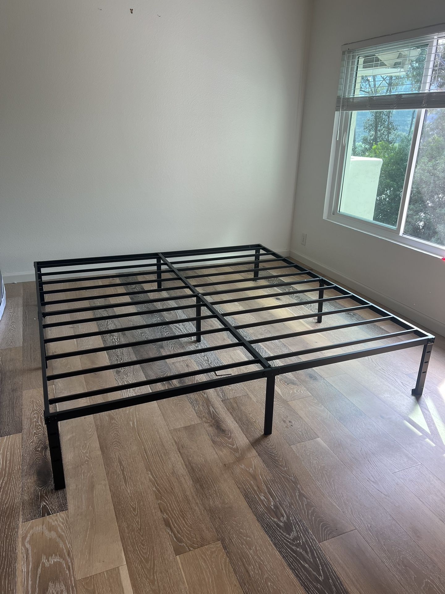 metal bed frame (king)
