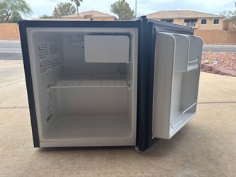 Compact Mini Fridge with Wire Shelf
