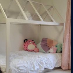 Kids Bed With Matress And Sheets - Montessori 