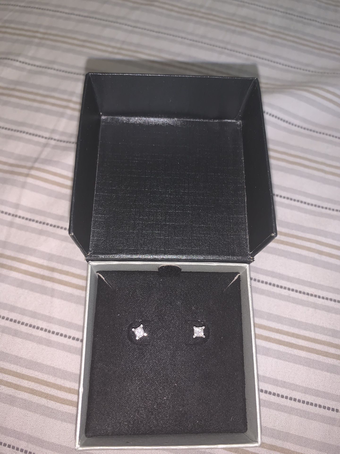14kt 1/2 real diamond earrings stamped 220$ or best offer come check out