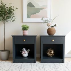🖤Pair of Nightstands/End Tables 🖤