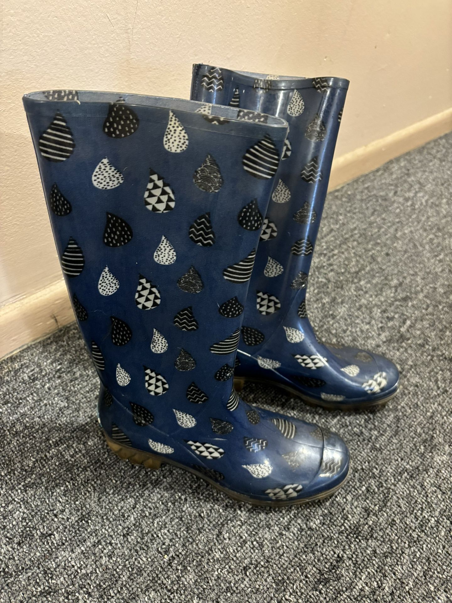 Blue raindrop pattern Toms rain boots- Size 7