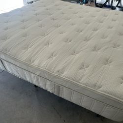 Natural Hybrid Mattress, King, Like New, Excellent Condition