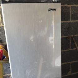 Magic Chef Mini Fridge 