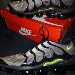 Authentic NIKE VAPOR MAX & AIR MAX  BOTH PAIR SIZE 12 FITS LIKE 11. 