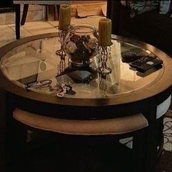 Coffee table with chairs & Vase